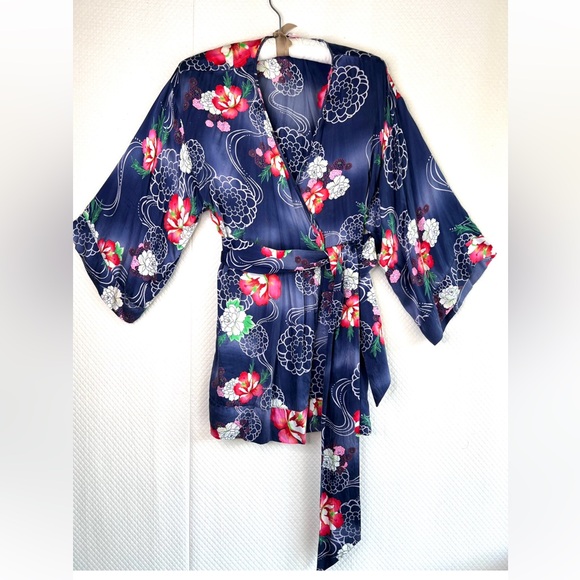 Vintage Victoria Secret Silk Robe - Picture 11 of 11